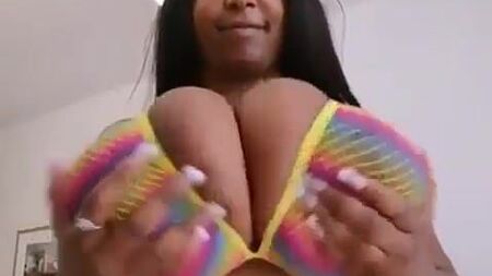 Des seins tombants couleur chocolat