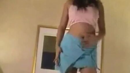 La mannequin indonésienne Midah se déhanche de manière érotique