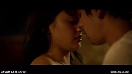 Scènes de film sexy où l'actrice Camila Mendes apparaît seins nus