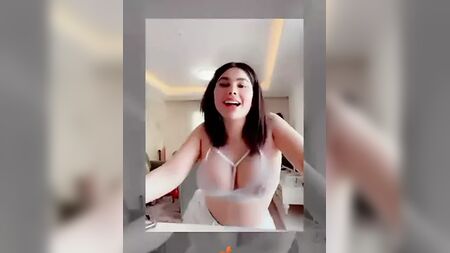 Angie Khoury, nue, aux gros seins