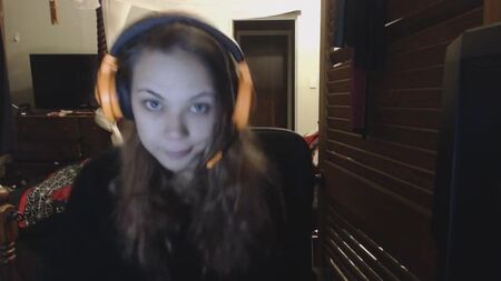Une fille devant sa webcam dévoile son corps