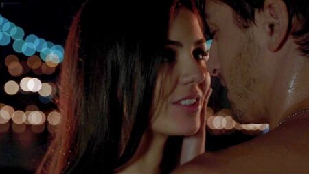 Victoria Justice – soutien-gorge et décolleté
