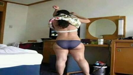 Une MILF indienne en chaleur se fait baiser sauvagement par l'ami de son beau-fils – Yourpriyanka784 – Histoire complète en hindi avec audio – MILF indienne