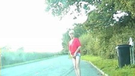 Zoe, une salope transsexuelle exhibitionniste en short moulant fessier nu dans la rue