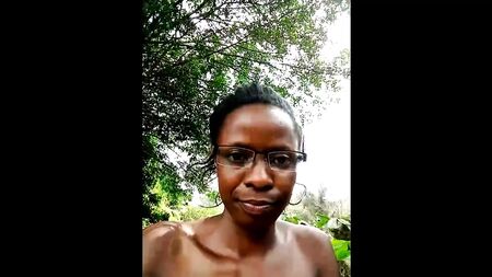 une jeune fille noire en train de se masturber dans le jardin