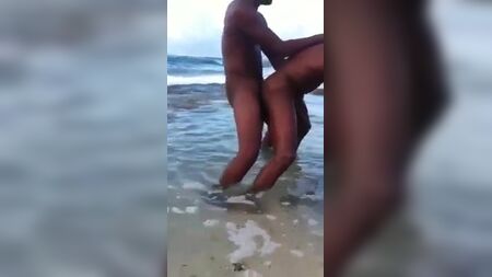 Deux hommes noirs en train de faire l'amour dans la mer
