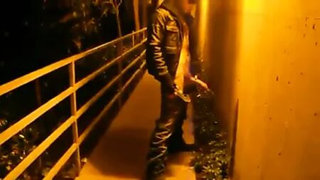 Un mec avec une énorme bite en train de pisser