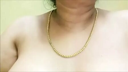 Une tante tamoule sexy qui dit : « Allez, montons voir la grosse chatte »