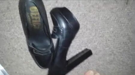 Des mocassins à talons épais recouverts d'une énorme charge