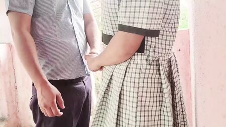 Une étudiante indienne se fait baiser sauvagement en plein air
