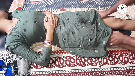 Du sexe entre une belle-sœur indienne et son beau-frère dans le quartier ; une vidéo de sexe 100 % en hindi avec le beau-frère