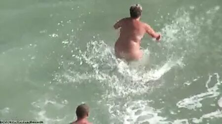 Femme mûre ronde nue