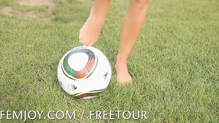 Femjoy présente une compilation de beautés nues en plein air