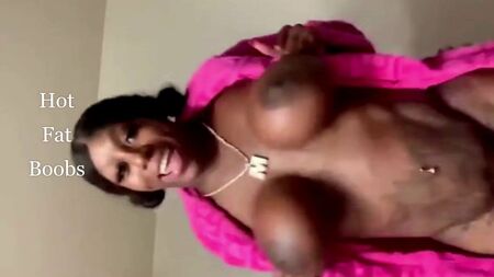 De gros seins ronds et fermes