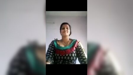 Une jeune fille tamoule aux gros seins