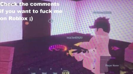 Une fille mince et excitée baise une jeune fille innocente dans un appartement de Roblox