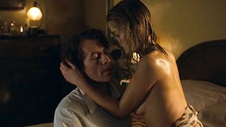 Rosamund Pike montre ses seins dans « Fugitive Pieces » – ScandalPlanetCom