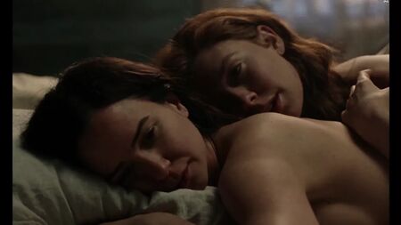 Vanessa Kirby et Katherine Waterston dans des scènes de sexe lesbiennes