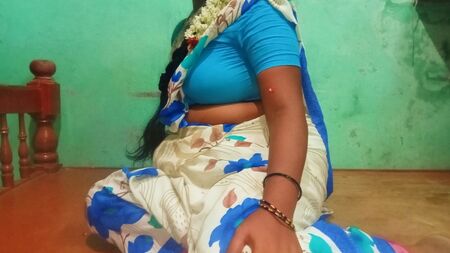 Une Tamil, Priyanka, exhibe sa chatte dans une maison de village