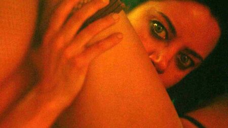 Scène lesbienne avec Aubrey Plaza et Vanessa Dubasso - ScandalPlanet
