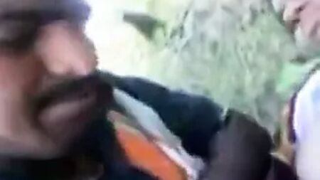 Une jeune fille intelligente du sud de l'Inde essaie de passer un bon moment avec son copain
