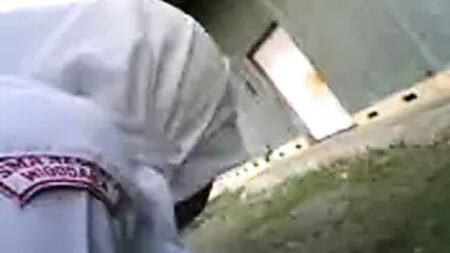 Indonésie - femme voilée en train de baiser derrière un immeuble