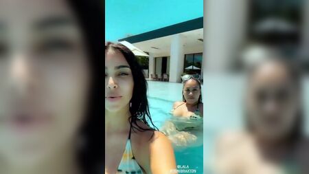 Kim Kardashian et La La Anthony en bikini à la piscine