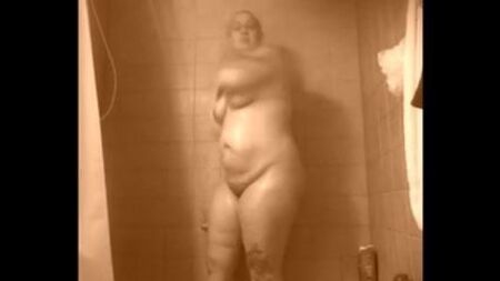 Vidéo amateur sous la douche : femme ronde