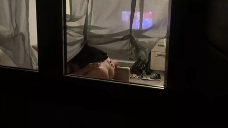 Un voyeur surprend un couple en train de faire l'amour à travers une fenêtre – un voisin espion