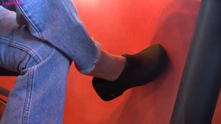 Jeu de pieds pieds nus d'une employée de restaurant