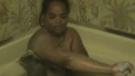 Une femme noire ronde amateur dans la baignoire