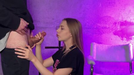 Voulez-vous devenir une actrice porno? Tout d'abord, montrez comment vous pouvez sucer une bite!