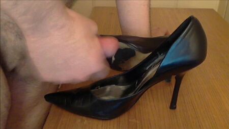 Une grosse éjaculation dans les escarpins à talons aiguilles de Guess Carrie