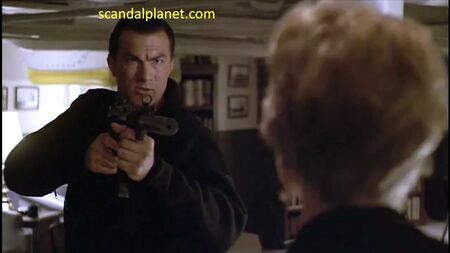 La scène de nudité d'Erika Eleniak dans « Under Siege » sur ScandalPlanet.Com