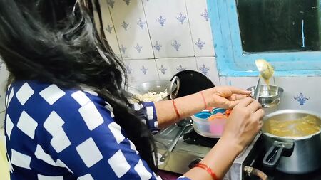 Une belle-sœur indienne cuisine dans la cuisine et baise avec son beau-frère