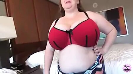 Une rousse aux formes généreuses vit la baise de sa vie