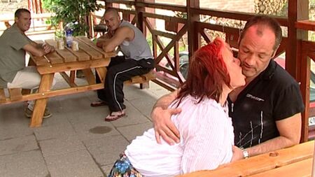 Une mamie potelée aux gros seins aime que les spectateurs la regardent pendant l'amour