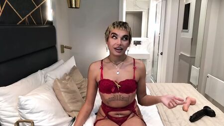 Angel Jules X - Un femboy tchèque se fait prendre par une bite de 33 cm et se fait éjaculer dessus
