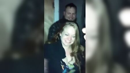 La femme d'un ami qui montre ses seins devant tous ses amis