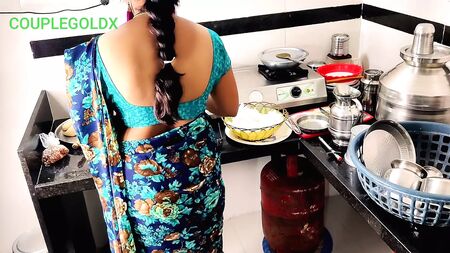 (Sexe dans la cuisine) 6) La belle-mère n'arrête pas de gémir jusqu'à ce qu'ils aient fini de baiser