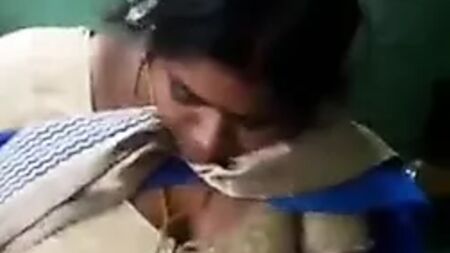Une tante tamoule aux gros seins