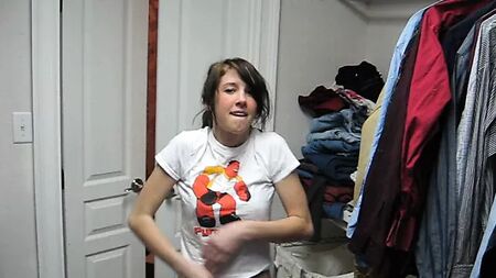 Une jolie fille se déshabille (avec le son) 2 sur 2