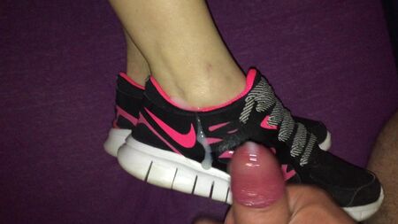 Nike Free Run 2.0 : éjaculation sur la semelle