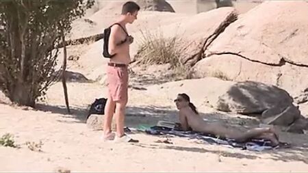 Un inconnu craque pour la grosse bite de Jotade sur la plage nudiste
