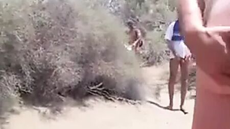 Laisser sa femme faire une branlette à un inconnu à la plage TTT
