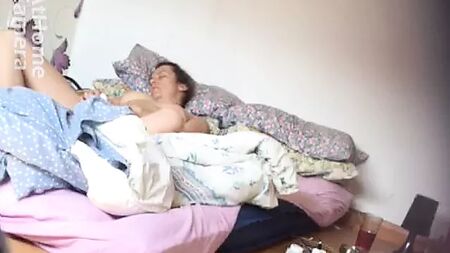 Caméra cachée : ma femme se masturbe