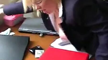 Donna X, la secrétaire, s'est fait baiser