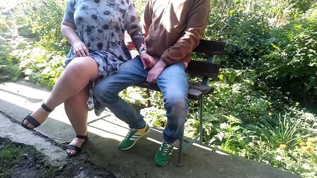 Une belle-mère excitée lèche le sperme sur ses doigts après avoir branlé son gendre en plein air