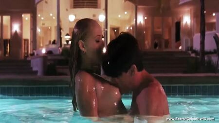 Scènes de nudité d'Elizabeth Berkley - Showgirls - HD
