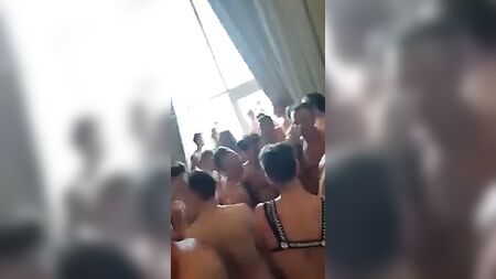 Soirée orgiaque sur un bateau de croisière gay